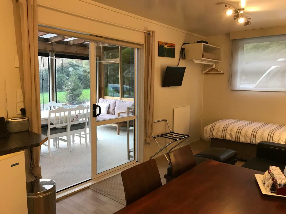 Angie'S Rural Retreat Hotel Wainuiomata Bagian luar foto
